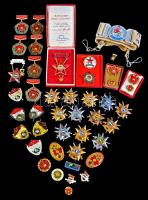 ~40db szocialista kitüntetés és jelvény, közte tokosak és miniatűrök is + úttörő öv T:vegyes