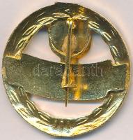 ~1970. "Kiváló dolgozó" zománcozott kitüntetés dísztokban T:1