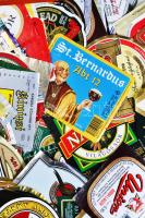 Több száz italcimke kis karton dobozban