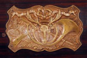 Asztali fa doboz, réz vadász jelvénnyel a tetején, kulccsal, 21×12 cm