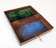 Asztali fa doboz, réz vadász jelvénnyel a tetején, kulccsal, 21×12 cm