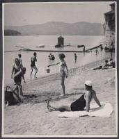 cca 1930-1935 Kinszki Imre (1901-1945): Dunai strand Nagymarosnál, pecséttel, aláírással jelzett vintage fotó, 15x13 cm