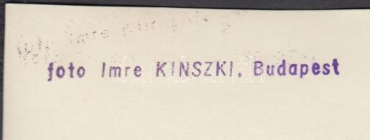 cca 1930-1935 Kinszki Imre (1901-1945): Kirakodó vásárban (Budapest), pecséttel jelzett vintage fotó...