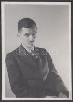 1939. február, Kinszki Imre (1901-1945): Önarckép, jelzetlen vintage fotó a szerző hagyatékából, 9x6 cm