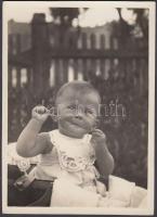 1928. július, Kinszki Imre (1901-1945): Fontos elfoglaltság, Gáborka 9 hónapos, pecséttel jelzett vintage fotó, 18x13 cm