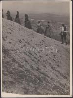 cca 1920-1930 Kerny István (1879-1963): Zarándok út a budaörsi hegyen, pecséttel jelzett vintage fotóművészeti alkotás, 24x18 cm