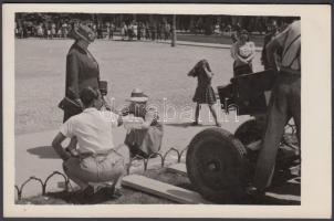 cca 1940 Fotofilm (Kolozsvár): Filmfelvétel Kolozsváron, fotólap, 9x14 cm