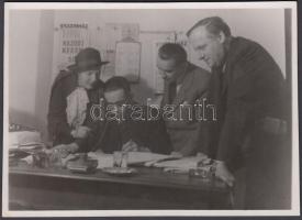 cca 1940 Rozgonyi (Budapest): Fedák Sári, Bókay (?), Szilágyi (?) színészek a Vígszínház titkárságán fellépésüket egyeztetik, 12x16 cm