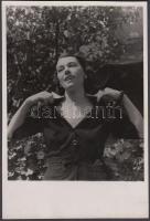 cca 1940 Rozgonyi (Budapest): Bajor Gizi (1893-1951) színművész kerti portréja, 14x12 cm