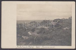 1916. szeptember, Erdély, Sósmező, az Ojtozi-szorosnál elesett katonák, a hátoldalán is feliratozott fotólap,ami nehezen olvasható, 9x14 cm