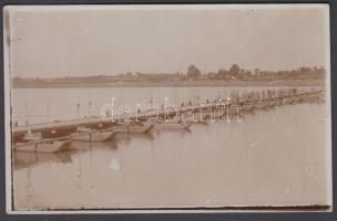 cca 1914-1918 Katonai fotó, csónakokra épített átkelő híd, fotólap, 9x14 cm