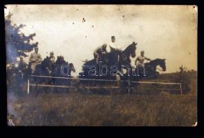 cca 1910 August Tőke (Bruck): Lovak és lovasok katonai kiképzése, fotólap, halvány szerzői pecséttel, 9x14 cm