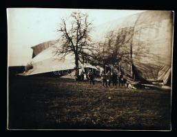 cca 1914-1918 Egy levadászott katonai ballon helyszíni szemléje, 8x11 cm