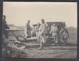 cca 1914-1918 Katonai fotó, tüzelésre készen, 8x11 cm