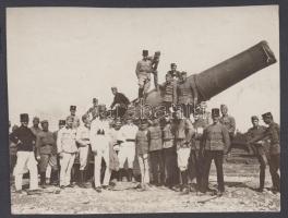 cca 1914-1918 Egy nagy ágyú előtti katonai csoportkép, 8x11 cm