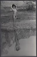 cca 1970 Tükörkép, finoman erotikus fénykép, 14x9 cm / erotic photo