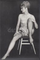 cca 1970 Vendégségben, finoman erotikus fénykép, 16x10,5 cm / erotic photo