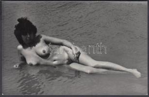 cca 1970 Hűs hullámok lágy simogatása, finoman erotikus fénykép, 9x14 cm / erotic photo