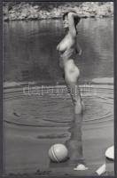 cca 1970 Gyere játszani! Finoman erotikus fénykép, 14x9 cm / erotic photo