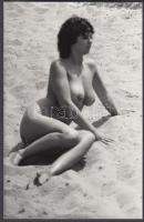 cca 1980 Nyári nagy melegben a Tisza partján, finoman erotikus fénykép, 14x9 cm / erotic photo
