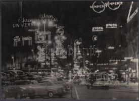 cca 1960 Nagyvárosi éjszaka járművekkel, neonreklámokkal, 12x17 cm
