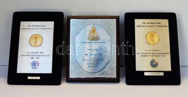 Dr. Sír József hagyatéka - fém emléklap Thaiföld Olimpiai Bizottságától + 1964. Tokyo-i Olimpia-diploma, mindkettő olimpiai komité elnökének aláírásával + Ag (Bertoni) Olimpiai kitüntetés (lánc formájú) Samaranch-tól-csak igen kevés példányszámban készült és kevesen kapták meg RRR!!! + 1987. C.I.O. emléktál Ag Samaranch bevésett aláírásával + Magyar Olimpiai Érdemérem hozzávaló kitűzővel + extra nagyméretű emlékplakett a római olimpiai stadion és "Italia" ábárzolásával + 1973+1974. DDR olimpiai témájú érempár díszdobozban + Magyar Olimpiai Bizottság aranygyűrűje díszdobozban R! + 2 klf 1983+1984. IAAF nagyméretű fémplakett + 2 klf Ag (Bertoni) IAAF plakett + 2 db IAAF kulcstartó + IAAF Seiko karóra + IAAF plakett + Tokyo 91 IAAF Ag plakett díszdobozban / Nachlass von Dr. József Sír - metall Gedenkblatt (Thailand/Olimpische Komitee) + 1964. Diplom Tokyo/Olimpia + Olimpische Halskette nur einige (sehr wenig) Exemplare existieren RRR!!! + Erinnerungsschal gewidmet von Samaranch + Ungarische Olimpische Komitee Au Ring R! + verschiedene seltene Ag Plakett, Uhr usw.