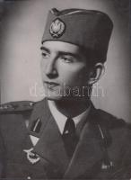 cca 1940 II. Péter, Jugoszlávia királya, protokoll portré a sajtó számára, sarkán törésnyom, 20x15 cm / cca 1940 Petar II Karađorđević, king of Yugoslavia, 20x15 cm