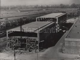cca 1967-1974 Épül a Metró Fehér úti járműtelepe és üzemcsarnoka, a háttérben az ügető pálya, 7 db fénykép, 18x24 cm