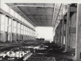 cca 1967-1974 Épül a Metró Fehér úti járműtelepe és üzemcsarnoka, a háttérben az ügető pálya, 7 db f...