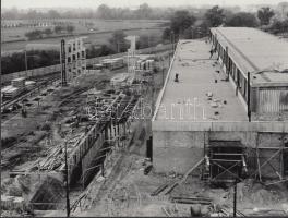 cca 1967-1974 Épül a Metró Fehér úti járműtelepe és üzemcsarnoka, a háttérben az ügető pálya, 7 db f...