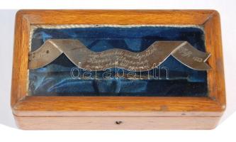 1883. Ékszertartó fadoboz üveges fedéllel, fémre vésett szöveggel: "Comtesse és Pfiffi 1883 - Ő Felsége Erzsébet királynétöl Karsai Vilmosnak a neki adott két agárért" / Schmuckkiste geschenkt von Königin Elisabeth mit Widmung