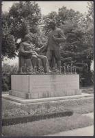 1950. december 21. Lenin és Sztálin közös szobra Szegeden, felirata: „Az ő vezetésük érik az egész világon, e kor a kommunizmus építésének kora… Hálája jeléül Szeged népe”, 1957-ben lebontották, 9x5 cm