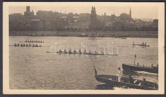 cca 1930 Nyolcpár-evezős hajók versenye a Dunán, a háttérben a Batthyány tér és a budai vár, fotólap, 8x14 cm