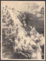 cca 1930 Budapest, Piknik a Római-parton, 12x9 cm