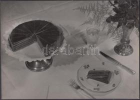 cca 1950 Dobostorta kompozíció, jelzetlen kép dr. Csörgeő Tibor hagyatékából, 16x23 cm