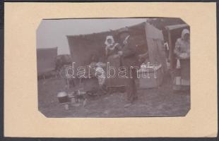 cca 1900 Kolbászsütő sátor hétvégi vásárban, 6x9,5 cm