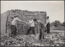 cca 1960 A zalaegerszegi diákok a kiégetett téglákat rendezik, feliratozott kép, 13x18 cm
