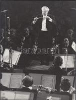 1976 Molnár Edit: Díszhangverseny az Erkel színházban, vezényel Ferencsik János, feliratozott sajtófotó, 18x24 cm
