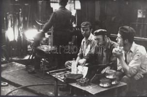 1975 Féner Tamás(1938-): Ebédszünet, bemutatva a Magyarország ma című fotókiállításon 1975-ben, a Magyar Munkásmozgalmi Múzeumban, 16x24 cm