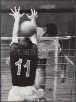 1975 Farkas József: Nagy István (Újpesti Dózsa) leütése, bemutatva a Magyarország ma című fotókiállításon 1975-ben, a Magyar Munkásmozgalmi Múzeumban, 24x18 cm