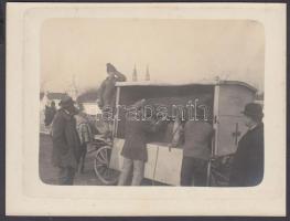 cca 1900 Halottas kocsi a szegényebb népeknek, a kórházból a temetőbe, 9x12 cm
