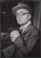 cca 1960 Kotnyek Antal (1921-1990): Ladányi Ferenc (1909-1965) színész portréja, jelzés nélküli vintage portréfotó a szerző hagyatékából, 24x17 cm
