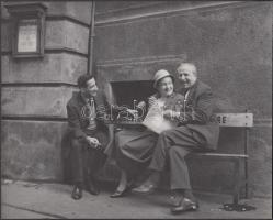 cca 1960 Kotnyek Antal (1921-1990): Páger Antal  incselkedik a Vígszínház művészbejárójánál levő,  színészeknek fenntartott kispadon, jelzetlen fotó, a szerző hagyatékából, 18x24 cm