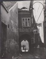 cca 1935-1940 Reich Péter Cornel: Budapest, I. ker. Balta-köz, Ozorai Pipó háza, pecséttel jelzett, feliratozott vintage fotó, 22x18 cm