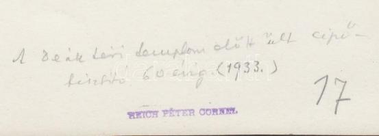 1933 Reich Péter Cornel: Budapest, a Deák téri templom előtt ült cipőtisztító, pecséttel jelzett, fe...