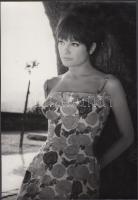 cca 1960 Kotnyek Antal (1921-1990): Udvarlóra várva, jelzetlen vintage fotó a szerző hagyatékából, 24x18 cm