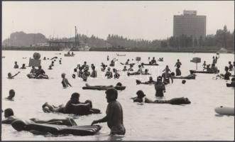 cca 1975 Balatonfüredi fürdőzők, 14x24 cm