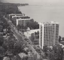 1967 Járai Rudolf(1913-1993): Légifotó a siófoki ezüstpartról, jelzetlen vintage fotó a szerző hagyatékából, 18x19 cm