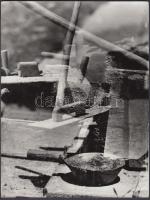 cca 1960-1970 Zsigri Oszkár: Ebédszünet, feliratozott vintage fotómontázs, 24x18 cm