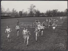 1953 Bojár Sándor (1914-2000): Budapest bajnokság, felnőtt mezei futóverseny, vintage sportfotó, 13x18 cm